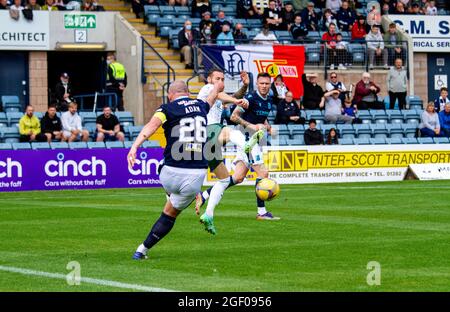 Dundee, Tayside, Schottland, Großbritannien. August 2021. Schottische Premiership: Dundee FC vs Hibernian: Cinch schottische Premiership-Aufnahme Dundee FC gegen Edinburghs Hibernian im Dens Park Kilmac Stadium in Dundee wurde für die Live-Fernsehübertragung von Sky Sports ausgewählt. Hibernian wechselte an die Spitze der schottischen Premiership, obwohl Paul McGowans späte Kopfzeile Dundee in einem pulsierenden Unentschieden von 2-2 einen Punkt eingab. Kredit: Dundee Photographics/Alamy Live Nachrichten Stockfoto