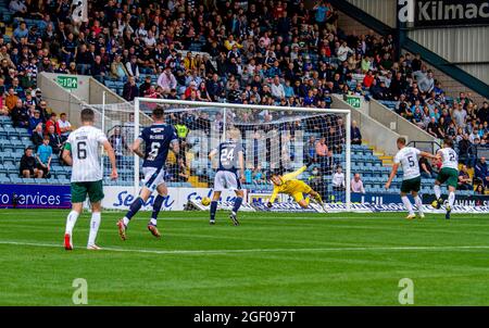 Dundee, Tayside, Schottland, Großbritannien. August 2021. Schottische Premiership: Dundee FC vs Hibernian: Cinch schottische Premiership-Aufnahme Dundee FC gegen Edinburghs Hibernian im Dens Park Kilmac Stadium in Dundee wurde für die Live-Fernsehübertragung von Sky Sports ausgewählt. Hibernian wechselte an die Spitze der schottischen Premiership, obwohl Paul McGowans späte Kopfzeile Dundee in einem pulsierenden Unentschieden von 2-2 einen Punkt eingab. Jason Cummings von Dundee erzielte in der 11. Spielminute das Eröffnungstreffer. Kredit: Dundee Photographics/Alamy Live Nachrichten Stockfoto