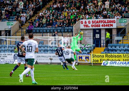 Dundee, Tayside, Schottland, Großbritannien. August 2021. Schottische Premiership: Dundee FC vs Hibernian: Cinch schottische Premiership-Aufnahme Dundee FC gegen Edinburghs Hibernian im Dens Park Kilmac Stadium in Dundee wurde für die Live-Fernsehübertragung von Sky Sports ausgewählt. Hibernian wechselte an die Spitze der schottischen Premiership, obwohl Paul McGowans späte Kopfzeile Dundee in einem pulsierenden Unentschieden von 2-2 einen Punkt eingab. Kredit: Dundee Photographics/Alamy Live Nachrichten Stockfoto