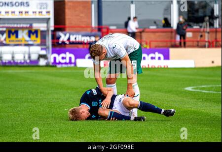 Dundee, Tayside, Schottland, Großbritannien. August 2021. Schottische Premiership: Dundee FC vs Hibernian: Cinch schottische Premiership-Aufnahme Dundee FC gegen Edinburghs Hibernian im Dens Park Kilmac Stadium in Dundee wurde für die Live-Fernsehübertragung von Sky Sports ausgewählt. Hibernian wechselte an die Spitze der schottischen Premiership, obwohl Paul McGowans späte Kopfzeile Dundee in einem pulsierenden Unentschieden von 2-2 einen Punkt eingab. Kredit: Dundee Photographics/Alamy Live Nachrichten Stockfoto