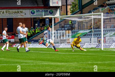 Dundee, Tayside, Schottland, Großbritannien. August 2021. Schottische Premiership: Dundee FC vs Hibernian: Cinch schottische Premiership-Aufnahme Dundee FC gegen Edinburghs Hibernian im Dens Park Kilmac Stadium in Dundee wurde für die Live-Fernsehübertragung von Sky Sports ausgewählt. Hibernian wechselte an die Spitze der schottischen Premiership, obwohl Paul McGowans späte Kopfzeile Dundee in einem pulsierenden Unentschieden von 2-2 einen Punkt eingab. Kredit: Dundee Photographics/Alamy Live Nachrichten Stockfoto