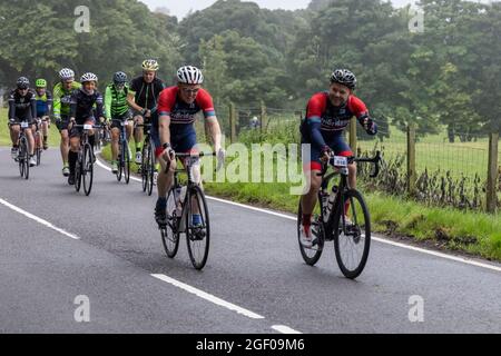 Fort Augustus, Schottland, Großbritannien. August 2021. Radler, die an der geschlossenen Straße Etape Loch Ness teilnehmen, radeln sportlich auf einer 360-Grad-66-Meilen / 106-km-Route um Loch Ness, Schottland, beginnend und endet in Inverness. Tausende von Pfund werden von den Teilnehmern der offiziellen Veranstaltung Macmillan Cancer Support gesammelt. Dieses Bild zeigt die Teilnehmer, die den halben Punkt in der Nähe von Fort Augustus erreichen. Cliff Green/Alamy Stockfoto