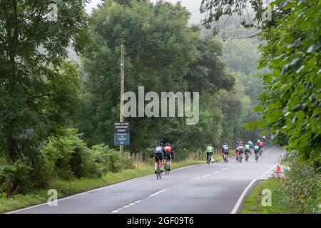 Fort Augustus, Schottland, Großbritannien. August 2021. Radler, die an der geschlossenen Straße Etape Loch Ness teilnehmen, radeln sportlich auf einer 360-Grad-66-Meilen / 106-km-Route um Loch Ness, Schottland, beginnend und endet in Inverness. Tausende von Pfund werden von den Teilnehmern der offiziellen Veranstaltung Macmillan Cancer Support gesammelt. Dieses Bild zeigt die Teilnehmer, wie sie den Abschnitt „König des Berges“ in der Nähe von Fort Augustus beginnen. Cliff Green/Alamy Stockfoto