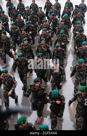 Soldaten der afghanischen Nationalarmee der graduierten Klasse Kandak (Bataillon) 100 brechen aus der Formation aus, nachdem sie an der Überprüfungsstelle für die Abschlussfeier vorbeimarschiert sind. Kandak 100 stellt den Jahrhundertjubiläum für die Klassen dar, die am Basic Warrior Training Course im Kabul Military Training Center in Kabul, Afghanistan, absolviert wurden. Stockfoto