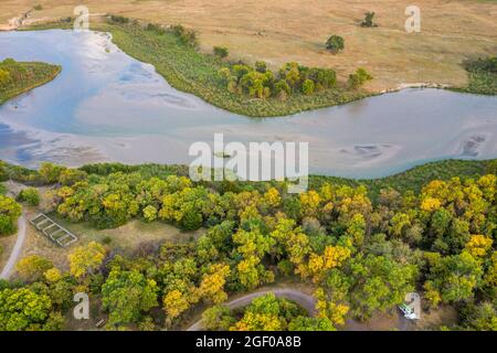 Flacher und breiter Dismal River, der durch Nebraska Sandhills am Whitetail Campground im Nebraska National Forest fließt, Luftaufnahme der Nachmittagslandschaft Stockfoto