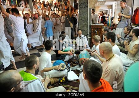 Hare Krishna-Gemeindemitglieder tanzen in einem Tempel, Musiker spielen auf indischen Musikinstrumenten. 3. April 2017. Der Krishna-Tempel, Kiyv, Ukraine Stockfoto