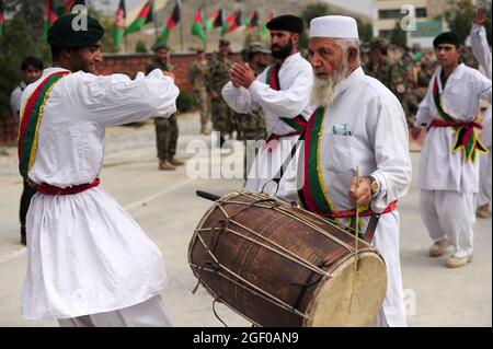 KABUL - Soldaten der afghanischen Nationalarmee führen den Nationaltanz während einer Abschlussfeier für das Basic Warrior Training im Kabul Military Training Center, Juli 28, auf. Die Graduierung wurde durch eine besondere Erinnerung an die 100.000ste Truppe zum Abschluss des Alphabetisierungsprogramms der afghanischen Nationalen Sicherheitskräfte im Kabul Military Training Center in Kabul, Afghanistan, am 28. Juli 2011, markiert. Grundausbildung der Krieger Kandak 162 absolvierte 1,287 Soldaten, die alle an verschiedenen Zweigschulen der afghanischen Nationalarmee oder im Consolidated Fielding Center in Kabul weiterbilden werden, wobei beide Trainingsrouten wi sind Stockfoto