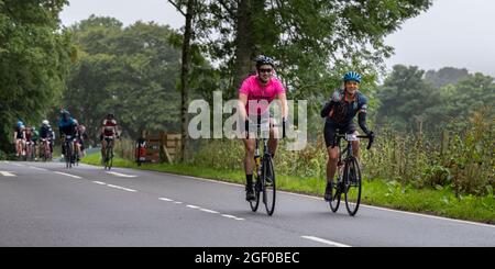 Fort Augustus, Schottland, Großbritannien. August 2021. Radler, die an der geschlossenen Straße Etape Loch Ness teilnehmen, radeln sportlich auf einer 360-Grad-66-Meilen / 106-km-Route um Loch Ness, Schottland, beginnend und endet in Inverness. Tausende von Pfund werden von den Teilnehmern der offiziellen Veranstaltung Macmillan Cancer Support gesammelt. Dieses Bild zeigt die Teilnehmer, die den halben Punkt in der Nähe von Fort Augustus erreichen. Cliff Green/Alamy Stockfoto