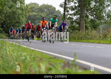 Fort Augustus, Schottland, Großbritannien. August 2021. Radler, die an der geschlossenen Straße Etape Loch Ness teilnehmen, radeln sportlich auf einer 360-Grad-66-Meilen / 106-km-Route um Loch Ness, Schottland, beginnend und endet in Inverness. Tausende von Pfund werden von den Teilnehmern der offiziellen Veranstaltung Macmillan Cancer Support gesammelt. Dieses Bild zeigt die Teilnehmer, die den halben Punkt in der Nähe von Fort Augustus erreichen. Cliff Green/Alamy Stockfoto