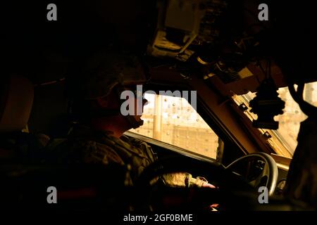 US Air Force Staff Sgt. Derek Butori, 4. Infanterie-Division, Amunition-Berater der Afghanistan National Army, fährt ein M-ATV Mine-resistentes, mit Hinterhalt geschütztes Fahrzeug während eines Konvois zur Weiterleitung der Operationsbasis Lindsey und eines Anlagebands der Afghan National Army, Kandahar, Afghanistan, 13. März 2014. Butori, der vom 31. Munitionsgeschwader, Aviano Air Base, Italien, eingesetzt wurde, ist ein gebürtiger Dillon, Montana, der die ANA bei der Verwendung von mehr als 5130 Millionen in Munitionsmitteln, bei der Rechenschaftspflicht von ANA-Waffen und bei der Entsorgung von Sprengkörpern berät. Butori wird für die Operation Enduring Freedom auf einem eingesetzt Stockfoto