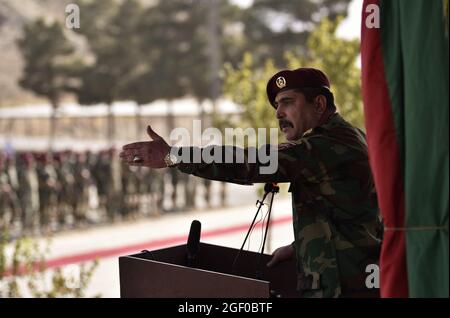 KABUL, Afghanistan – Afghanistans oberes Kommando, General LT. General Bismillah Waziri, spricht während einer Abschlusszeremonie in der Nähe von Kabul, Afghanistan, am 16. Oktober 2018, neue Kommandos an. „Sie sind die wahren Söhne und Verteidiger unseres großen Landes“, sagte Waziri. (NATO-Foto von U.S. Army Master Sgt. Felix Figueroa, NSOCC-A) Stockfoto