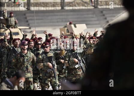 KABUL, Afghanistan -- Kürzlich abgestufte Kommandos jubeln ihrem kommandierenden General, LT. General Bismillah Waziri, an, als er sie zu ihrer Aufnahme in die Reihen der Elite beglückwünscht und sie daran erinnert, warum sie sich freiwillig für spezielle Operationen eingesetzt haben. „Es ist unsere Aufgabe, Afghanistan vor allen Feinden zu schützen. Sie sind die wahren Söhne und Verteidiger unseres großen Landes“, sagte Waziri. (NATO-Foto von U.S. Army Master Sgt. Felix Figueroa, NSOCC-A) Stockfoto