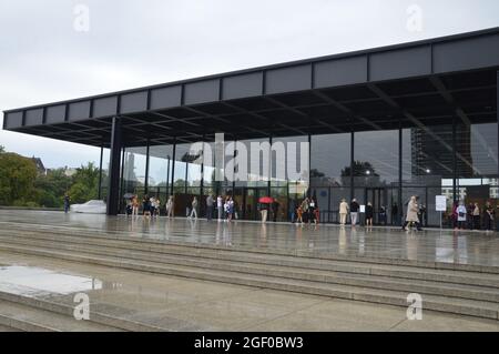 Berlin, Deutschland. August 2021. Berlin, Deutschland. August 2021. Mies van der Rohe´s ikonische Neue Nationalgalerie in Berlin, Deutschland, wird nach sechsjähriger Renovierung durch den britischen Architekten David Chipperfield, 22. August 2021, wieder für die Öffentlichkeit zugänglich gemacht. Quelle: Markku Rainer Peltonen/Alamy Live News Stockfoto