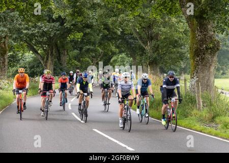 Fort Augustus, Schottland, Großbritannien. August 2021. Radler, die an der geschlossenen Straße Etape Loch Ness teilnehmen, radeln sportlich auf einer 360-Grad-66-Meilen / 106-km-Route um Loch Ness, Schottland, beginnend und endet in Inverness. Tausende von Pfund werden von den Teilnehmern der offiziellen Veranstaltung Macmillan Cancer Support gesammelt. Dieses Bild zeigt die Teilnehmer, die den halben Punkt in der Nähe von Fort Augustus erreichen. Cliff Green/Alamy Stockfoto