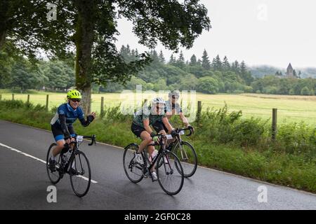 Fort Augustus, Schottland, Großbritannien. August 2021. Radler, die an der geschlossenen Straße Etape Loch Ness teilnehmen, radeln sportlich auf einer 360-Grad-66-Meilen / 106-km-Route um Loch Ness, Schottland, beginnend und endet in Inverness. Tausende von Pfund werden von den Teilnehmern der offiziellen Veranstaltung Macmillan Cancer Support gesammelt. Dieses Bild zeigt die Teilnehmer, die den halben Punkt in der Nähe von Fort Augustus erreichen. Cliff Green/Alamy Stockfoto