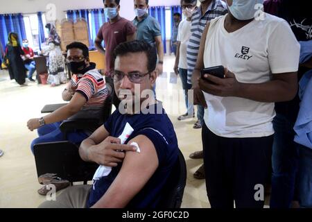 Eine Person erhält eine zweite Dosis des Impfstoffs Moderna COVID19 während der Massenimpfung im Schamoli-Impfzentrum in Dhaka, Bangladesch, 22. August 2021. Stockfoto