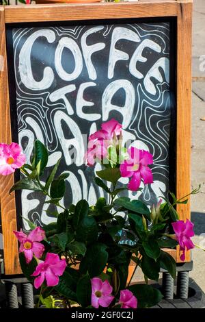 Tafel vor dem Teeladen, der Kaffee und Tee anbietet, Greenwich Village, New York City, New York, USA Stockfoto