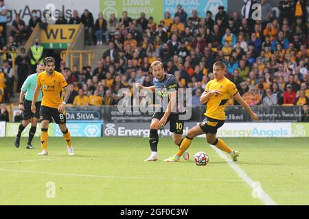 WOLVERHAMPTON, GROSSBRITANNIEN. 22. AUGUST Harry Kane von Tottenham Hotspur spielt den Ball während des Premier League-Spiels zwischen Wolverhampton Wanderers und Tottenham Hotspur in Molineux, Wolverhampton, am Sonntag, den 22. August 2021. (Kredit: Simon Newbury | MI News) Kredit: MI News & Sport /Alamy Live News Stockfoto