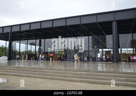 Berlin, Deutschland. August 2021. Berlin, Deutschland. August 2021. Mies van der Rohe´s ikonische Neue Nationalgalerie in Berlin, Deutschland, wird nach sechsjähriger Renovierung durch den britischen Architekten David Chipperfield, 22. August 2021, wieder für die Öffentlichkeit zugänglich gemacht. Quelle: Markku Rainer Peltonen/Alamy Live News Stockfoto