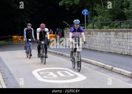 Fort Augustus, Schottland, Großbritannien. August 2021. Radler, die an der geschlossenen Straße Etape Loch Ness teilnehmen, radeln sportlich auf einer 360-Grad-66-Meilen / 106-km-Route um Loch Ness, Schottland, beginnend und endet in Inverness. Tausende von Pfund werden von den Teilnehmern der offiziellen Veranstaltung Macmillan Cancer Support gesammelt. Dieses Bild zeigt Teilnehmer in der Nähe von Fort Augustus. Cliff Green/Alamy Stockfoto