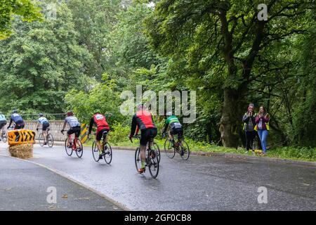 Fort Augustus, Schottland, Großbritannien. August 2021. Radler, die an der geschlossenen Straße Etape Loch Ness teilnehmen, radeln sportlich auf einer 360-Grad-66-Meilen / 106-km-Route um Loch Ness, Schottland, beginnend und endet in Inverness. Tausende von Pfund werden von den Teilnehmern der offiziellen Veranstaltung Macmillan Cancer Support gesammelt. Dieses Bild zeigt Teilnehmer in der Nähe von Fort Augustus. Cliff Green/Alamy Stockfoto