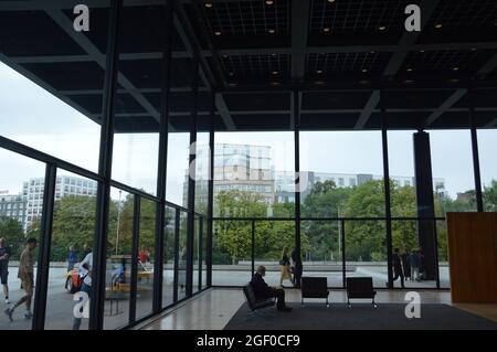 Berlin, Deutschland. August 2021. Berlin, Deutschland. August 2021. Mies van der Rohe´s ikonische Neue Nationalgalerie in Berlin, Deutschland, wird nach sechsjähriger Renovierung durch den britischen Architekten David Chipperfield, 22. August 2021, wieder für die Öffentlichkeit zugänglich gemacht. Quelle: Markku Rainer Peltonen/Alamy Live News Stockfoto