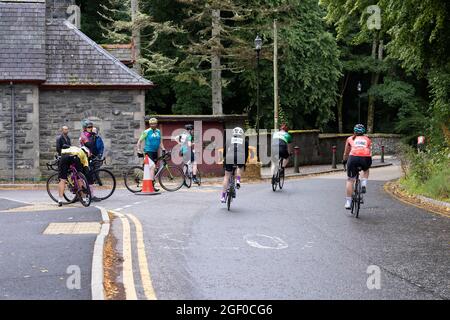 Fort Augustus, Schottland, Großbritannien. August 2021. Radler, die an der geschlossenen Straße Etape Loch Ness teilnehmen, radeln sportlich auf einer 360-Grad-66-Meilen / 106-km-Route um Loch Ness, Schottland, beginnend und endet in Inverness. Tausende von Pfund werden von den Teilnehmern der offiziellen Veranstaltung Macmillan Cancer Support gesammelt. Dieses Bild zeigt Teilnehmer in der Nähe von Fort Augustus. Cliff Green/Alamy Stockfoto