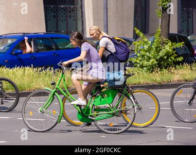 Fahrräder in Köln eine fahrradfreundliche Stadt - STADT KÖLN, DEUTSCHLAND - 25. JUNI 2021 Stockfoto