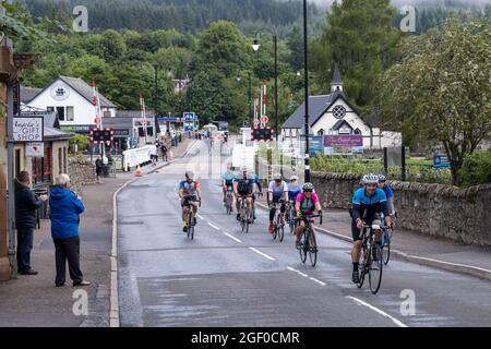 Fort Augustus, Schottland, Großbritannien. August 2021. Radler, die an der geschlossenen Straße Etape Loch Ness teilnehmen, radeln sportlich auf einer 360-Grad-66-Meilen / 106-km-Route um Loch Ness, Schottland, beginnend und endet in Inverness. Tausende von Pfund werden von den Teilnehmern der offiziellen Veranstaltung Macmillan Cancer Support gesammelt. Dieses Bild zeigt Teilnehmer in Fort Augustus. Cliff Green/Alamy Stockfoto