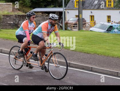 Fort Augustus, Schottland, Großbritannien. August 2021. Radler, die an der geschlossenen Straße Etape Loch Ness teilnehmen, radeln sportlich auf einer 360-Grad-66-Meilen / 106-km-Route um Loch Ness, Schottland, beginnend und endet in Inverness. Tausende von Pfund werden von den Teilnehmern der offiziellen Veranstaltung Macmillan Cancer Support gesammelt. Dieses Bild zeigt Teilnehmer in Fort Augustus. Cliff Green/Alamy Stockfoto