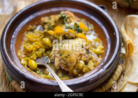 Chicken Tagine mit konservierten Zitronen und Oliven Stockfoto