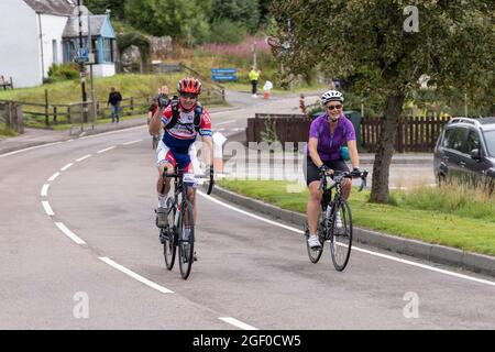 Fort Augustus, Schottland, Großbritannien. August 2021. Radler, die an der geschlossenen Straße Etape Loch Ness teilnehmen, radeln sportlich auf einer 360-Grad-66-Meilen / 106-km-Route um Loch Ness, Schottland, beginnend und endet in Inverness. Tausende von Pfund werden von den Teilnehmern der offiziellen Veranstaltung Macmillan Cancer Support gesammelt. Dieses Bild zeigt Teilnehmer in Fort Augustus. Cliff Green/Alamy Stockfoto