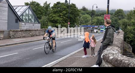 Fort Augustus, Schottland, Großbritannien. August 2021. Radler, die an der geschlossenen Straße Etape Loch Ness teilnehmen, radeln sportlich auf einer 360-Grad-66-Meilen / 106-km-Route um Loch Ness, Schottland, beginnend und endet in Inverness. Tausende von Pfund werden von den Teilnehmern der offiziellen Veranstaltung Macmillan Cancer Support gesammelt. Dieses Bild zeigt Teilnehmer in Fort Augustus. Cliff Green/Alamy Stockfoto