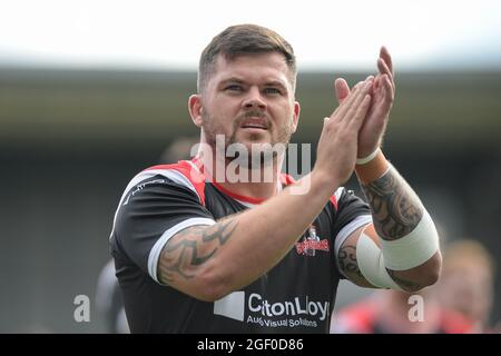 Leigh, Großbritannien. August 2021. Liam Hood von Leigh Centurions applaudiert Unterstützung während der Rugby League Betfred Super League Leigh Centurions vs Salford Red Devils im Leigh Sports Village Stadium, Leigh, UK Credit: Dean Williams/Alamy Live News Stockfoto