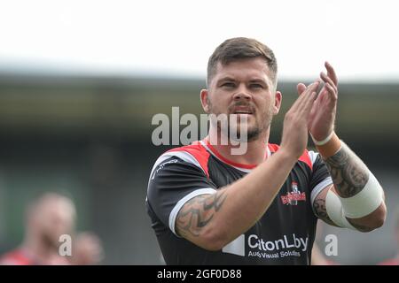 Leigh, Großbritannien. August 2021. Liam Hood von Leigh Centurions applaudiert Unterstützung während der Rugby League Betfred Super League Leigh Centurions vs Salford Red Devils im Leigh Sports Village Stadium, Leigh, UK Credit: Dean Williams/Alamy Live News Stockfoto