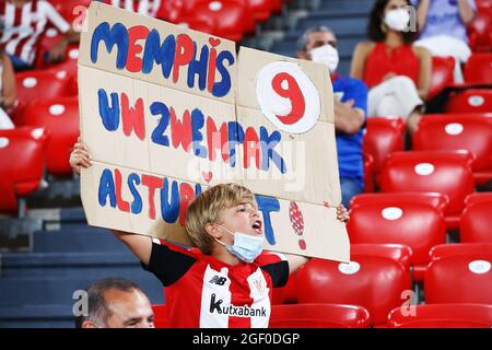 Bilbao Kids Fan (Bilbao), 21. AUGUST 2021 - Fußball / Fußball : EIN Kinderfan hält ein Brett hoch, um beim spanischen Spiel „La Liga Santander“ zwischen dem Athletic Club de Bilbao 1-1 FC Barcelona im Estadio San Mames in Bilbao, Spanien, um eine Depay-Uniform zu bitten. (Foto von Mutsu Kawamori/AFLO) Stockfoto