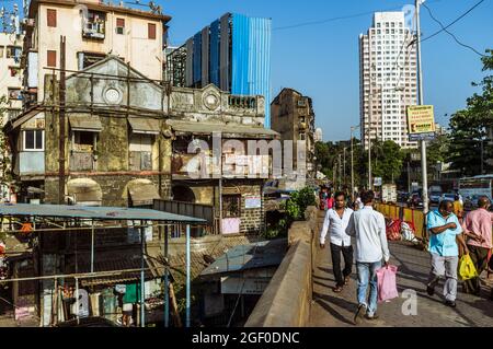 Mumbai, Maharashtra, Indien : Menschen gehen auf der Überführung des Bahnhofs Mahalaxmi in der Nähe von Dhobi Ghat im Süden von Mumbai. Stockfoto