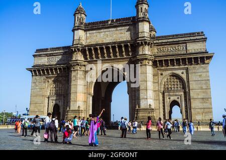 Mumbai, Maharashtra, Indien : die Menschen versammeln sich um das Tor von Indien monumentalen Bogen zwischen 1913 und 1924 im indo-Sarazenen Stil gebaut. Stockfoto