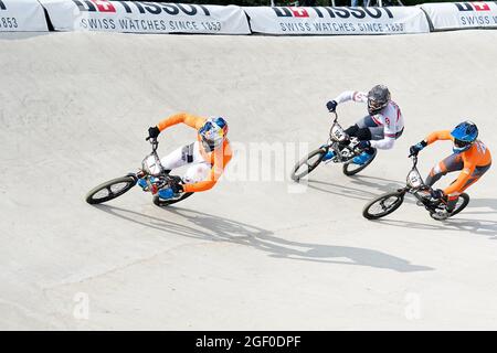 Arnhem, Niederlande. August 2021. ARNHEM, NIEDERLANDE - 22. AUGUST: Twan van Gendt aus den Niederlanden Quillan Isidor aus Großbritannien und Jay Schippers aus den Niederlanden treten während der UCI BMX-Weltmeisterschaft 2021 am 22. August 2021 bei Papendal in Arnhem, Niederlande, gegeneinander an (Foto: Rene Nijhuis/Orange Picics) Quelle: Orange Pics BV/Alamy Live News Stockfoto