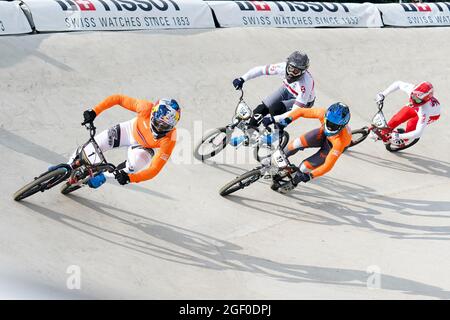 Arnhem, Niederlande. August 2021. ARNHEM, NIEDERLANDE - 22. AUGUST: Twan van Gendt aus den Niederlanden Quillan Isidor aus Großbritannien und Jay Schippers aus den Niederlanden treten während der UCI BMX-Weltmeisterschaft 2021 am 22. August 2021 bei Papendal in Arnhem, Niederlande, gegeneinander an (Foto: Rene Nijhuis/Orange Picics) Quelle: Orange Pics BV/Alamy Live News Stockfoto