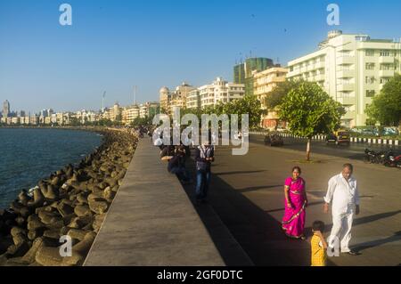 Mumbai, Maharashtra, Indien : die Menschen wandern entlang des Marine Drive, einer 3.6 Kilometer langen Promenade am Arabischen Meer. Stockfoto