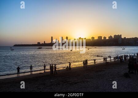 Mumbai, Maharashtra, Indien : Skyline von Malabar Hill bei Sonnenuntergang vom Girgaon Chowpatty Strand. Malabar Hill´s der exklusivste Nachbar von Mumbai Stockfoto