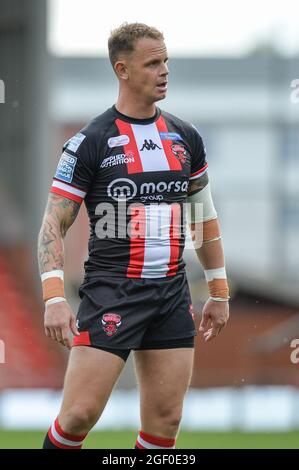 Leigh, Großbritannien. August 2021. Kevin Brown (7) von Salford Red Devils während der Rugby League Betfred Super League Leigh Centurions vs Salford Red Devils im Leigh Sports Village Stadium, Leigh, UK Credit: Dean Williams/Alamy Live News Stockfoto