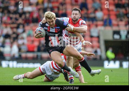 Leigh, Großbritannien. August 2021. Jack Ormonroyd (25) von Salford Red Devils, angegangen von Alex Gerrard von Leigh Centurions während der Rugby League Betfred Super League Leigh Centurions gegen Salford Red Devils im Leigh Sports Village Stadium, Leigh, UK Credit: Dean Williams/Alamy Live News Stockfoto