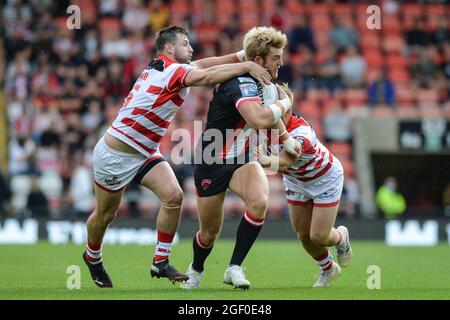 Leigh, Großbritannien. August 2021. Jack Ormonroyd (25) von Salford Red Devils, angegangen von Alex Gerrard von Leigh Centurions während der Rugby League Betfred Super League Leigh Centurions gegen Salford Red Devils im Leigh Sports Village Stadium, Leigh, UK Credit: Dean Williams/Alamy Live News Stockfoto