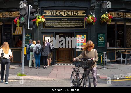 Edinburgh, Schottland, Großbritannien. August 2021. Die Polizei wurde gestern Abend von einem Mitarbeiter der Doctors Bar gerufen und mehrere Frauen wurden aus dem Gebäude entfernt. Es ist der Ansicht, dass eine der entnommenen Frauen Marion Millar war, eine geschlechterkritische Feministin. Ein Sprecher der Green King Group, der die Doctors Bar betreibt, führt eine interne Untersuchung der Geschehnisse durch. Außenansicht der Doctors Bar an der Forrest Road im Stadtzentrum von Edinburgh. Iain Masterton/Alamy Live News. Stockfoto
