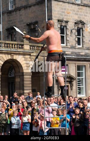 Edinburgh, Schottland, Großbritannien. August 2021. Straßenkünstler unterhalten auf der Royal Mile in der Altstadt von Edinburgh während des Edinburgh Fringe Festivals 2021 ein großes Publikum. Gutes Wetter brachte dieses Wochenende mehr Besucher in die Stadt, und mehr Bühnen wurden den Straßenkünstlern auf der beliebten Royal Mile zugeteilt. Iain Masterton/Alamy Live News. Stockfoto
