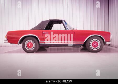GALDAMES, SPANIEN-8. AUGUST 2021: 1967 Mercedes-Benz 280 SL (W113) 'Pagode' im Automobilmuseum Torre Loizaga (Miguel de la Via) Stockfoto