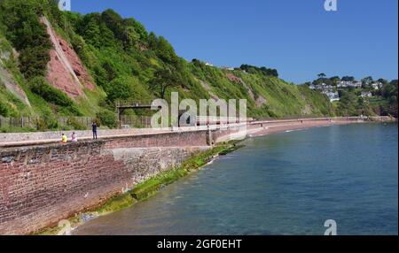 Mit einem klaren Auspuff LMS No 46100 nähert sich Royal Scot Sprey Point bei Teignmouth mit dem nach außen gerichteten Bein des English Riviera Express. 13.06.2021. Stockfoto