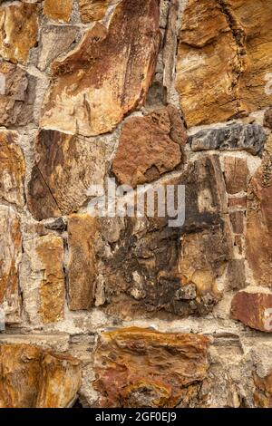 Wand aus versteinertem Holz am historischen Kamin im Big Bend National Park Stockfoto